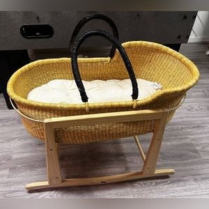 Moses basket with mattress and stand